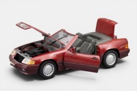 MERCEDES BENZ: A 1:18 scale Maisto 1989 Mercedes Benz 500 SL convertible model, model is loose with no box - 5
