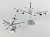 SINGAPORE AIRLINES AIRBUS A380: 2 Models (longest 38cm): A 1:200 scale plastic model, and A 1:500 scale metal model on stand - 4