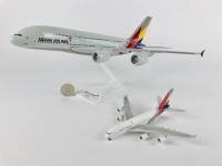 ASIANA AIRBUS A380: 2 Models (longest 36cm): A 1:200 scale plastic model, registration 'HL7625', and A 1:500 scale metal model on wheels, registration 'HL7388'.