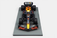 RED BULL RB18: A Spark 1:18 scale 2022 Oracle Red Bull Racing RB18, car number 1, winner 2022 Japanese grand prix, driver Max Verstappen, formula 1 drivers championship model, model number 18S774, in original box - 3