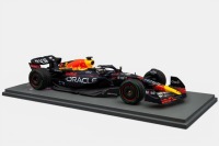 RED BULL RB18: A Spark 1:18 scale 2022 Oracle Red Bull Racing RB18, car number 1, winner 2022 Japanese grand prix, driver Max Verstappen, formula 1 drivers championship model, model number 18S774, in original box - 5