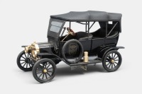 FORD: A 1:16 scale Franklin Mint model, this is a 1913 Ford Model T, it is a precision - engineered, die-cast replica consisting of 104 separate parts, crafted with the finest brass - plated fixtures, wood veneers, fabrics and genuine leather upholstery, 