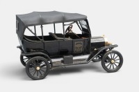 FORD: A 1:16 scale Franklin Mint model, this is a 1913 Ford Model T, it is a precision - engineered, die-cast replica consisting of 104 separate parts, crafted with the finest brass - plated fixtures, wood veneers, fabrics and genuine leather upholstery, - 2