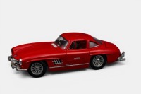 MERCEDES BENZ: A 1:18 scale Bburago model, of a 1954 Mercedes Benz 300 SL, finished in red paintwork - 2