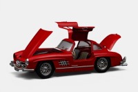 MERCEDES BENZ: A 1:18 scale Bburago model, of a 1954 Mercedes Benz 300 SL, finished in red paintwork - 3