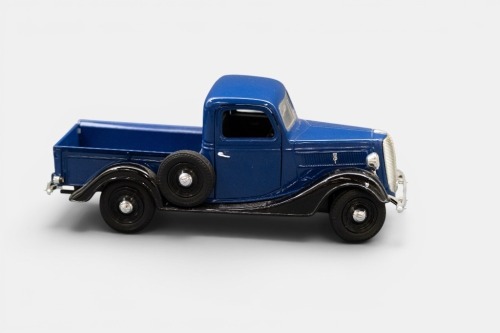 FORD: A 1:24 scale Saico model, of a 1937 Ford pick up, finished in blue paintwork