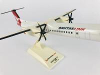 QANTAS-8 : A380 1:100 scale (32cm long) Series 400, resin and plastic model, registration 'VH-QA'. - 3