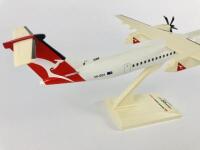 QANTAS-8 : A380 1:100 scale (32cm long) Series 400, resin and plastic model, registration 'VH-QA'. - 4