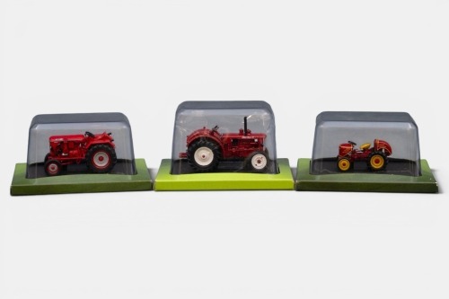 TRACTORS: Three Hachette Partworks 1:43 scale mixed tractor models including 1953 Reymond Simplex, 1956 Champion Elan, 1962 Zetor Super 50