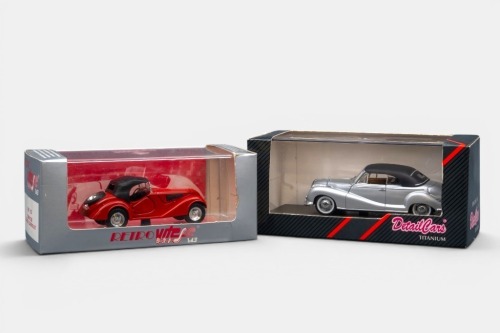 BMW: A pair of 1:43 scale BMW models, a BMW 328 closed cabriolet in red by Retro Vitesse model number 123, also a BMW 502 cabrio finished in silver by Detail Cars