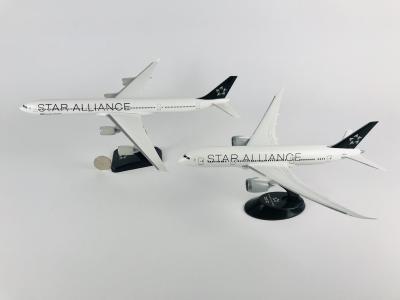 STAR ALLIANCE: Two models: A 1:200 scale (32cm long) Airbus A-340 'LOT Polish Airlines' plastic model and A 1:200 scale Boeing 787-8 plastic 'Aero Le Plane' model.