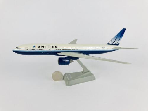 UNITED BOEING 777-200: A 1:200 scale (32cm long) resin model, registration 'N775UA'