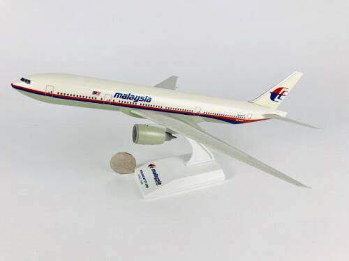 MALAYSIA BOEING 777: A 1:200 scale (32cm long) resin model, registration '9M-MRA'.
