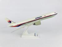 MALAYSIA BOEING 777: A 1:200 scale (32cm long) resin model, registration '9M-MRA'. - 2