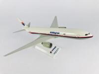 MALAYSIA BOEING 777: A 1:200 scale (32cm long) resin model, registration '9M-MRA'. - 3