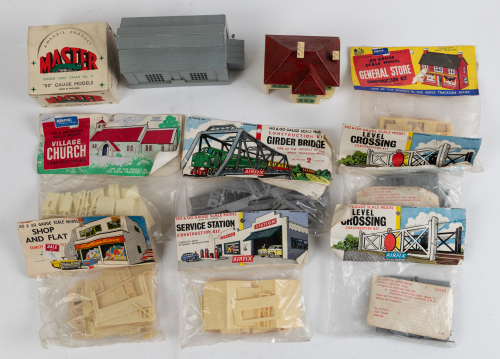 117 · DIORAMA KITS: A group of assorted HO / OO scale railway diorama kits