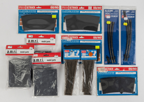 DIORAMA PARTS: A bag of assorted diorama parts