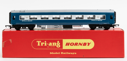 PULLMAN PARLOUR CAR: A Tri-ang / Hornby HO / OO scale R.426 Pullman Parlour Cat Type 6, in blue livery in original box