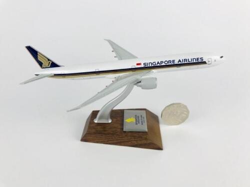 SINGAPORE AIRLINES BOEING 777- 300ER: A 1:400 scale (18cm long) metal model on stand