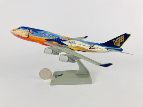 SINGAPORE AIRLINES BOEING 747-400: A 1:200 scale (28cm long) resin and plastic model, registration '9V-SVK'