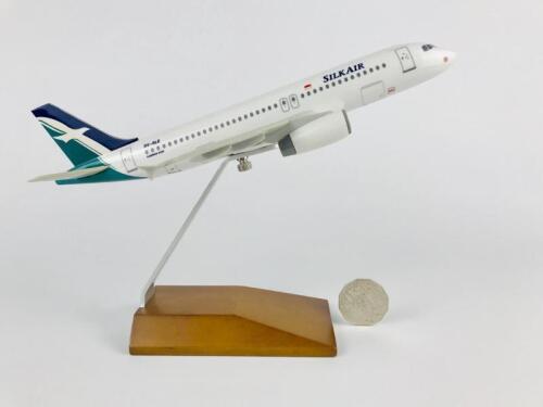 SILKAIR AIRBUS A320: A 1:200 scale (25cm long) resin model, registration '9V-SLE'.