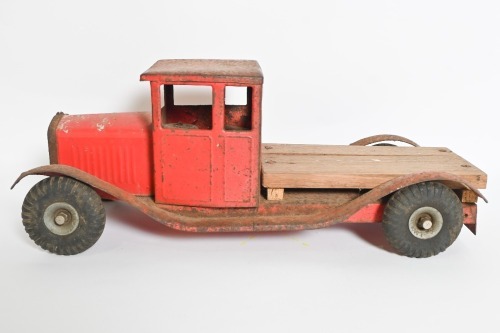 TRI-ANG: A c1950s Tri-ang Lines Brothers tin flatbed lorry truck, 44cm long
