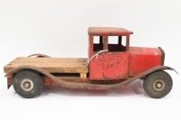 TRI-ANG: A c1950s Tri-ang Lines Brothers tin flatbed lorry truck, 44cm long - 2