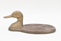 CHANGE TRAY: A decorative brass change tray in the form of a duck, 9.5cm high, 28cm long - 2