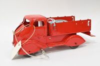 TRI-ANG: A c1950s Tri-ang clockwork tin toy tip truck, 25cm long