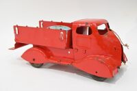 TRI-ANG: A c1950s Tri-ang clockwork tin toy tip truck, 25cm long - 2
