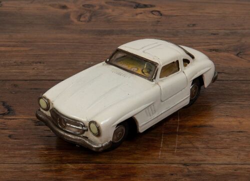 90 · TIN TOY: A circa 1950s Japanese Mercedes-Benz 300SL Gullwing battery operated tin toy, 18.5cm long