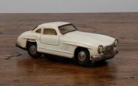 TIN TOY: A circa 1950s Japanese Mercedes-Benz 300SL Gullwing battery operated tin toy, 18.5cm long - 2