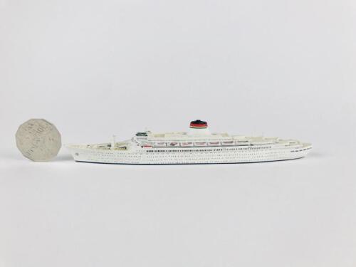 ITALIAN LINES: A 1:1250 scale (19cm long) metal model 'SS Leonardo Da Vinci' circa 1960