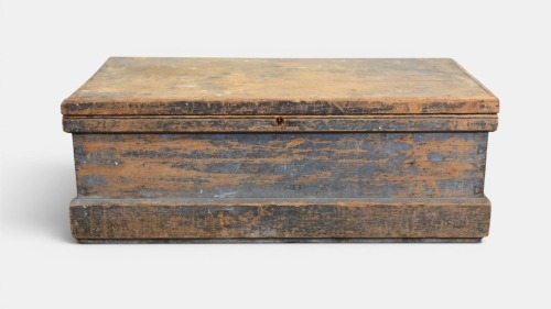 CARPENTERS TRUNK: An antique carpenter's trunk, with interior pull-out sections