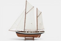 MODEL YACHT: A wooden model pond yacht in early 20th Century style on stand, 76cm long, 80cm high - 2