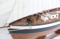 MODEL YACHT: A wooden model pond yacht in early 20th Century style on stand, 76cm long, 80cm high - 3