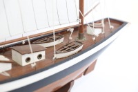 MODEL YACHT: A wooden model pond yacht in early 20th Century style on stand, 76cm long, 80cm high - 4