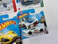 HOT WHEELS: A group of six 1:64 scale Hot Wheels models of race cars including the Panoz LMP-1, Ford GT40 MK IV and the Porsche 935 [Location: Sydney] - 5