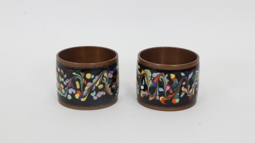 NAPKIN RINGS: A pair of brass and enameled napkin rings, believed to be of Japanese origin, approx 4cm each in diameter