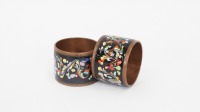 NAPKIN RINGS: A pair of brass and enameled napkin rings, believed to be of Japanese origin, approx 4cm each in diameter - 2
