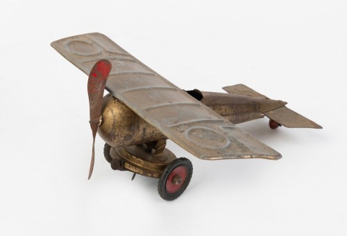 TIN TOY PLANE: A c1920s or 1930s Kingsbury Toys Keene NH clockwork wind-up toy plane, 27cm long