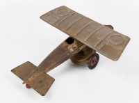 TIN TOY PLANE: A c1920s or 1930s Kingsbury Toys Keene NH clockwork wind-up toy plane, 27cm long - 2