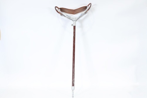 SHOOTING STICK: A brown leather shooting stick, 76cm long