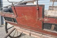 GOVERNESS CART: A late 19th/early 20th Century horse drawn Governess Cart - 3