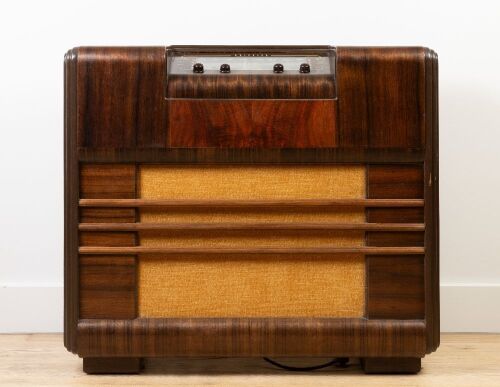 157 · RADIOGRAM: A circa 1940s Australian Kriesler radiogram with short wave and overseas capacity, we are informed a valve needs replacing