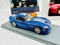 DODGE VIPER: Two Bburago models of the Viper GTS, one in 1:18 scale and the other in 1:24 scale together with a softcover book, 'Enthusiast Colour Series: Viper' by Matthew L. Stone [Location: Sydney] - 6