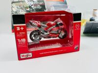 MOTOGP: Three MotoGP 1:18 scale models including Issue number 1 of 'Racing Bikes' with a 1:18 scale Honda NSR500, a 1:18 scale Yamaha YZR-M1 and a Maisto 1:18 scale Ducati Desmosedici GP [Location: Sydney] - 5