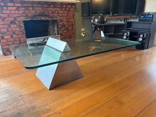 COFFEE TABLE: A totally unique decorative modern Ital Design glass and metal cantilevered coffee table, glass height 35cm, 166cm long, 90.5cm wide, 1.8cm glass thickness