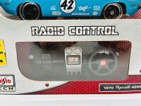 RC CARS: Two RC cars including a 1:24 scale Plymouth Hemi Cuda by Maisto together with a 1:18 scale Dodge Challenger [Location: Sydney] - 3