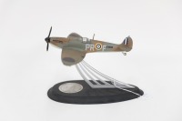 SPITFIRE: A Franklin Mint Spitfire MK1 model aircraft, mounted to stand on base, believed to be 1:48 scale, 15cm high overall - 5